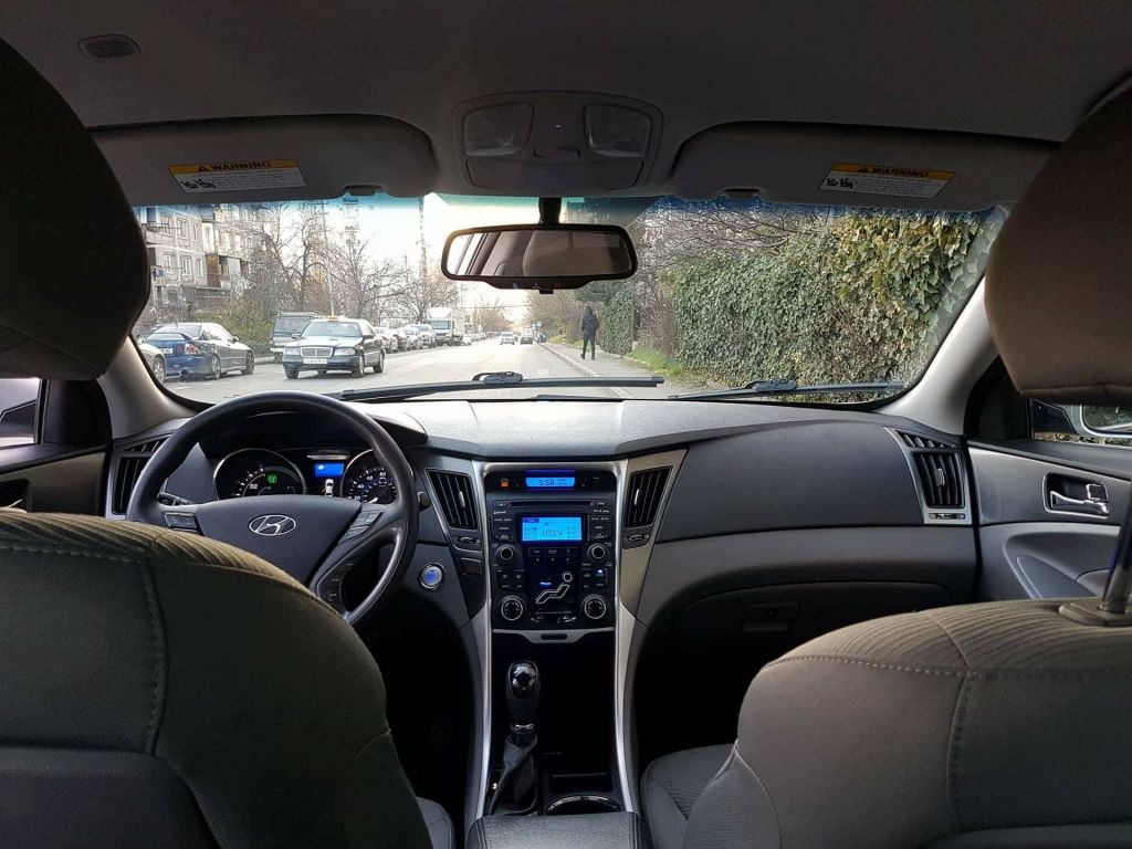 седан - HYUNDAI