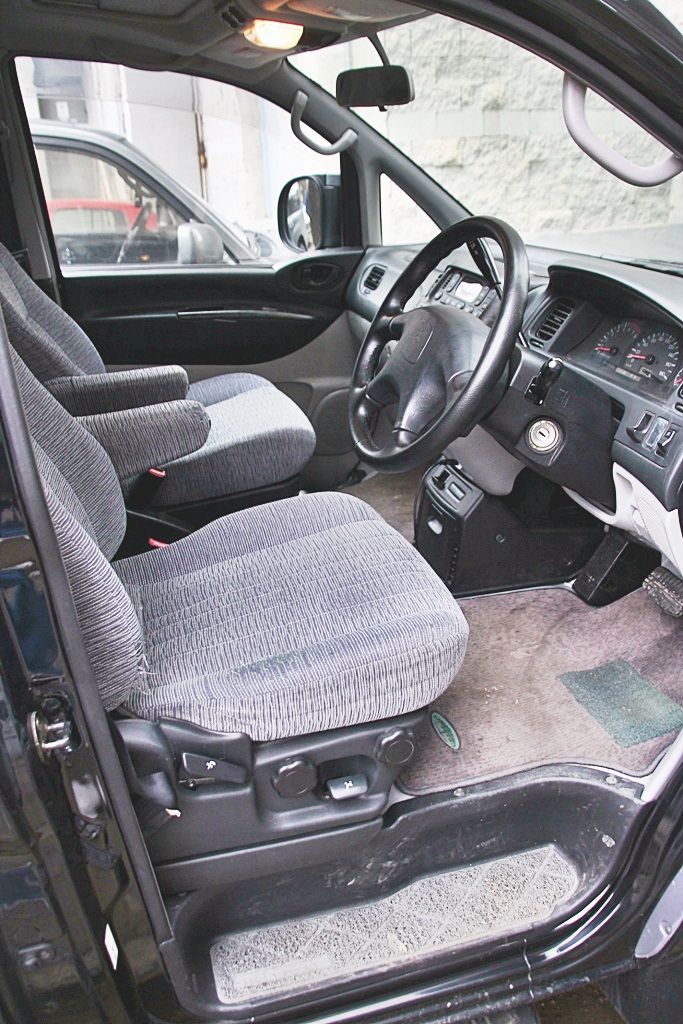 მინივენი - MITSUBISHI