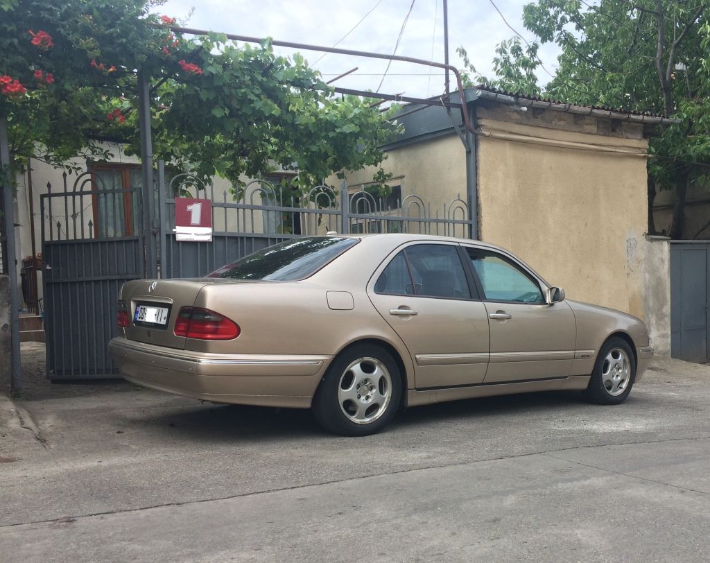 Sedan - MERCEDES-BENZ