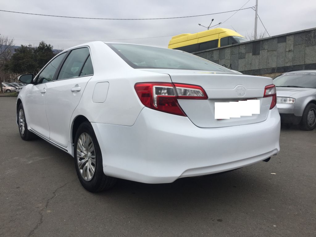 სედანი - TOYOTA